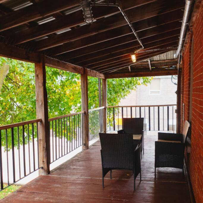 Large Upstairs Flat In Downtown Century Building Apartamento Belleville Exterior foto