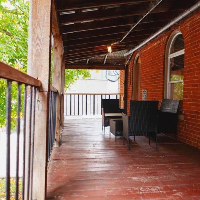 Large Upstairs Flat In Downtown Century Building Apartamento Belleville Exterior foto