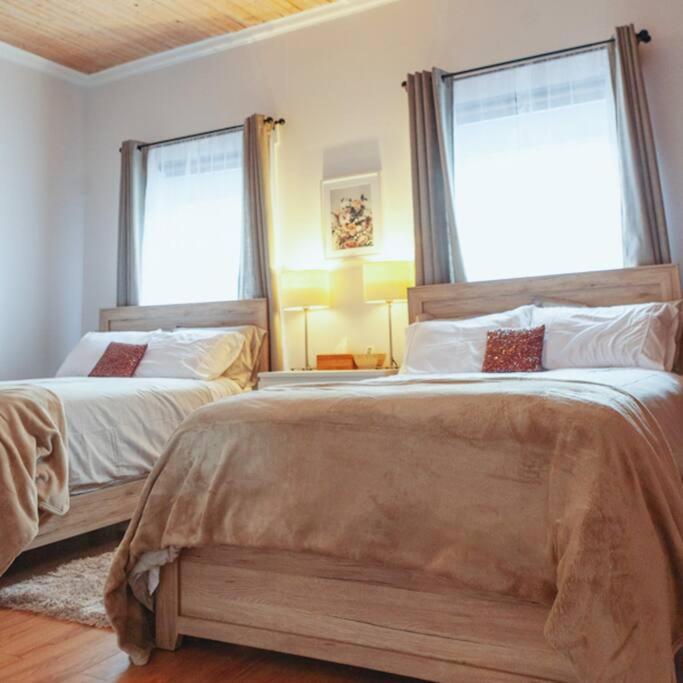 Large Upstairs Flat In Downtown Century Building Apartamento Belleville Exterior foto