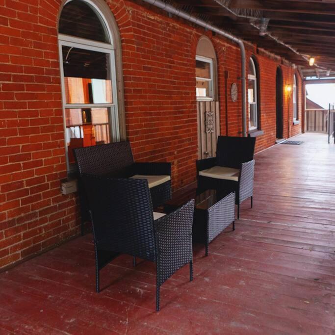 Large Upstairs Flat In Downtown Century Building Apartamento Belleville Exterior foto