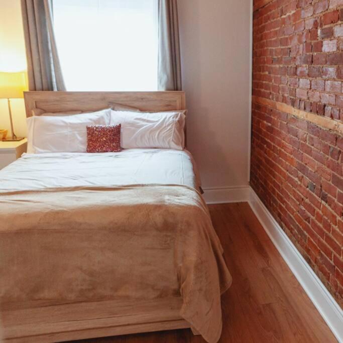 Large Upstairs Flat In Downtown Century Building Apartamento Belleville Exterior foto